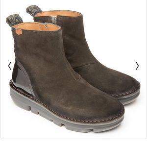 On Foot Women’s Brown Suede Patent Leathet Boots